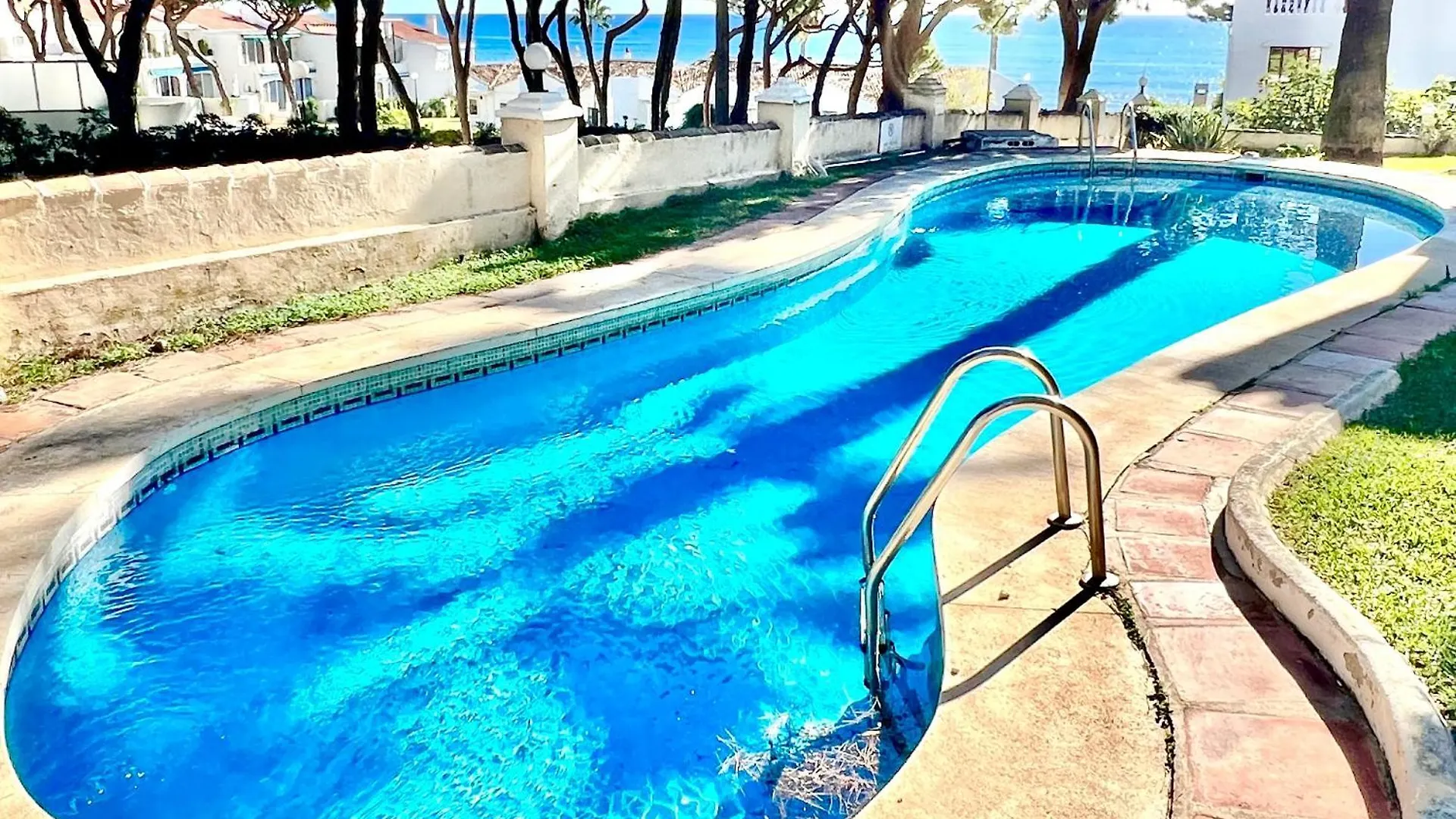Mijas Costa - Beachside Apartment- A La Cala De Mijas